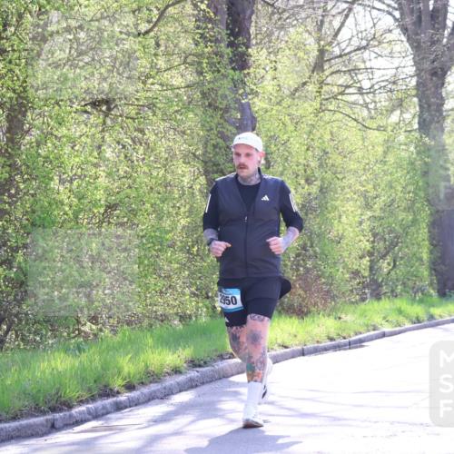 12.04.2026 - 45. Internationalen Wilhelmsburger Insellauf Yannick Fuchs http://msf.ph/oto/9494543 12.04.2026 10:49:09 Laufen 2950 meine-sportfotos.de