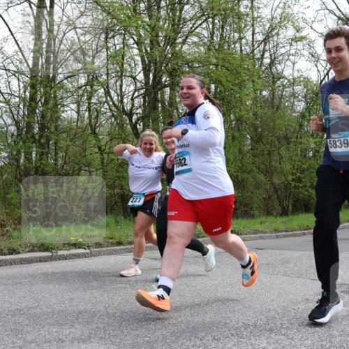 12.04.2026 - 45. Internationalen Wilhelmsburger Insellauf Yannick Fuchs http://msf.ph/oto/9495338 12.04.2026 13:05:43 Laufen 5582, 5839, 227, 4020 meine-sportfotos.de