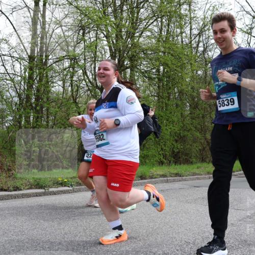 12.04.2026 - 45. Internationalen Wilhelmsburger Insellauf Yannick Fuchs http://msf.ph/oto/9495340 12.04.2026 13:05:43 Laufen 122, 5582, 5839, 2174, 402 meine-sportfotos.de