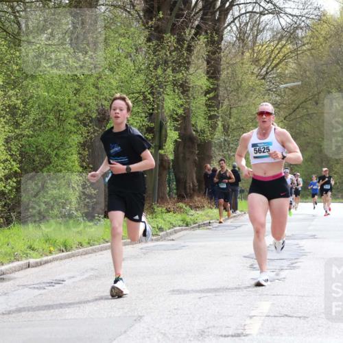 12.04.2026 - 45. Internationalen Wilhelmsburger Insellauf Yannick Fuchs http://msf.ph/oto/9502260 12.04.2026 12:44:42 Laufen 5711, 5625 meine-sportfotos.de