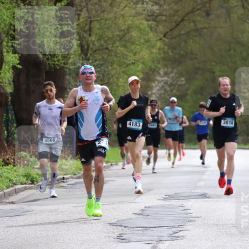 12.04.2026 - 45. Internationalen Wilhelmsburger Insellauf Yannick Fuchs http://msf.ph/oto/9502288 12.04.2026 12:44:49 Laufen 5566, 4183, 1464, 3816 meine-sportfotos.de