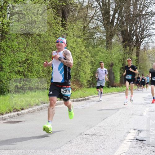 12.04.2026 - 45. Internationalen Wilhelmsburger Insellauf Yannick Fuchs http://msf.ph/oto/9502310 12.04.2026 12:44:54 Laufen 2218, 5566, 4183, 3816 meine-sportfotos.de
