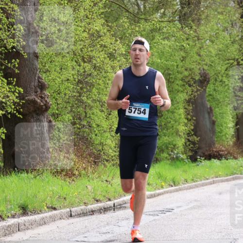 12.04.2026 - 45. Internationalen Wilhelmsburger Insellauf Yannick Fuchs http://msf.ph/oto/9502377 12.04.2026 12:45:08 Laufen 5754 meine-sportfotos.de