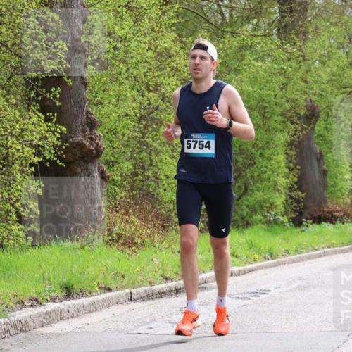 12.04.2026 - 45. Internationalen Wilhelmsburger Insellauf Yannick Fuchs http://msf.ph/oto/9502378 12.04.2026 12:45:08 Laufen 5754 meine-sportfotos.de