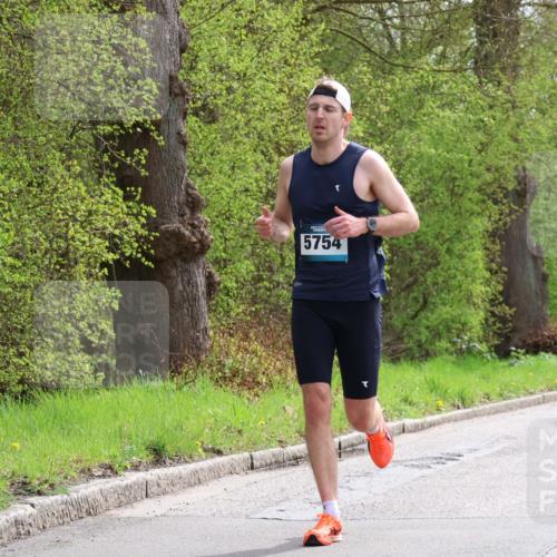 12.04.2026 - 45. Internationalen Wilhelmsburger Insellauf Yannick Fuchs http://msf.ph/oto/9502379 12.04.2026 12:45:08 Laufen 5754 meine-sportfotos.de