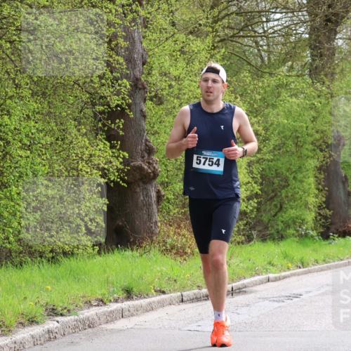 12.04.2026 - 45. Internationalen Wilhelmsburger Insellauf Yannick Fuchs http://msf.ph/oto/9502380 12.04.2026 12:45:09 Laufen 5754, 3612 meine-sportfotos.de