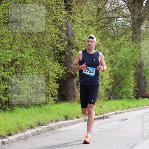 12.04.2026 - 45. Internationalen Wilhelmsburger Insellauf Yannick Fuchs http://msf.ph/oto/9502381 12.04.2026 12:45:09 Laufen 5754, 4812, 2403 meine-sportfotos.de