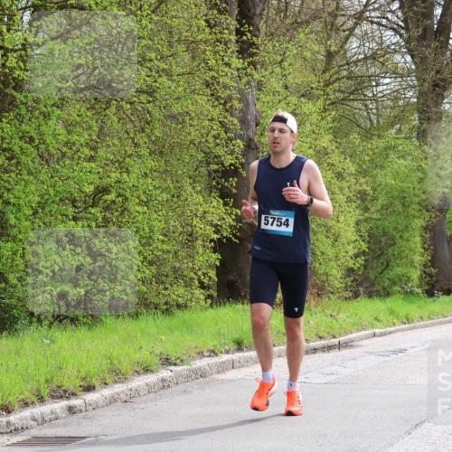 12.04.2026 - 45. Internationalen Wilhelmsburger Insellauf Yannick Fuchs http://msf.ph/oto/9502382 12.04.2026 12:45:09 Laufen 5754, 3612, 2403 meine-sportfotos.de