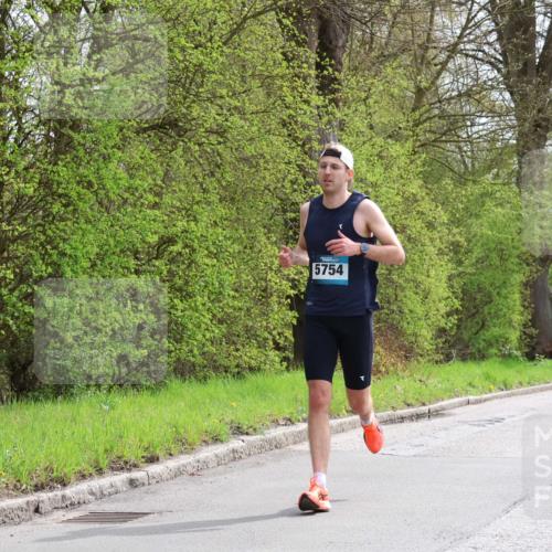 12.04.2026 - 45. Internationalen Wilhelmsburger Insellauf Yannick Fuchs http://msf.ph/oto/9502383 12.04.2026 12:45:09 Laufen 5754 meine-sportfotos.de