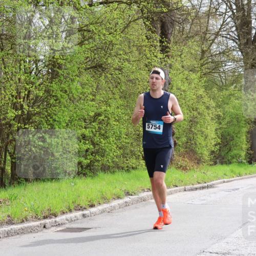 12.04.2026 - 45. Internationalen Wilhelmsburger Insellauf Yannick Fuchs http://msf.ph/oto/9502384 12.04.2026 12:45:09 Laufen 5754 meine-sportfotos.de