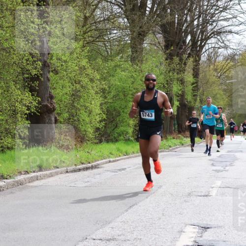 12.04.2026 - 45. Internationalen Wilhelmsburger Insellauf Yannick Fuchs http://msf.ph/oto/9502530 12.04.2026 12:45:51 Laufen 5743, 4041, 4472, 3000 meine-sportfotos.de