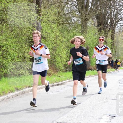 12.04.2026 - 45. Internationalen Wilhelmsburger Insellauf Yannick Fuchs http://msf.ph/oto/9502765 12.04.2026 12:46:48 Laufen 4282, 3925, 3899 meine-sportfotos.de