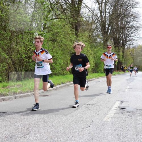 12.04.2026 - 45. Internationalen Wilhelmsburger Insellauf Yannick Fuchs http://msf.ph/oto/9502770 12.04.2026 12:46:49 Laufen 4282, 3925, 3899 meine-sportfotos.de