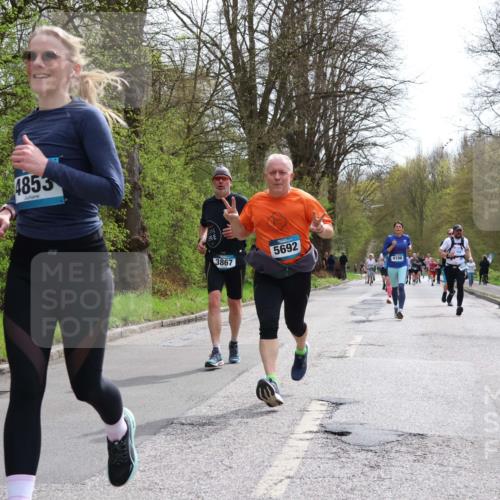 12.04.2026 - 45. Internationalen Wilhelmsburger Insellauf Yannick Fuchs http://msf.ph/oto/9503839 12.04.2026 12:51:08 Laufen 4853, 3867, 5692, 4186 meine-sportfotos.de