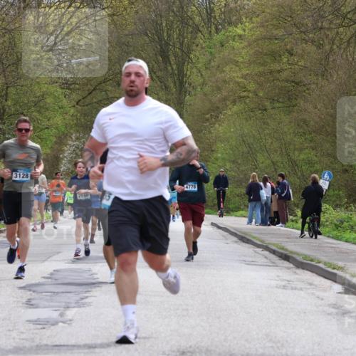 12.04.2026 - 45. Internationalen Wilhelmsburger Insellauf Yannick Fuchs http://msf.ph/oto/9504137 12.04.2026 12:52:10 Laufen 5276, 3128, 4601, 2550, 4778, 3623 meine-sportfotos.de