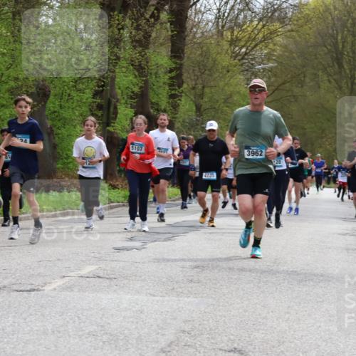 12.04.2026 - 45. Internationalen Wilhelmsburger Insellauf Yannick Fuchs http://msf.ph/oto/9504379 12.04.2026 12:53:00 Laufen 24, 5107, 5111, 4397, 4022, 2735, 3962, 128 meine-sportfotos.de