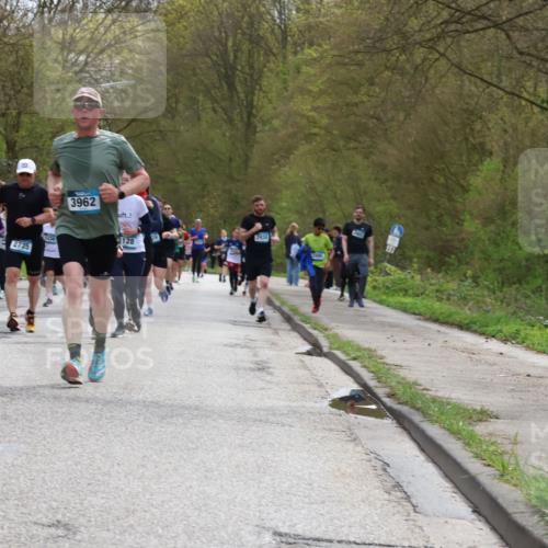 12.04.2026 - 45. Internationalen Wilhelmsburger Insellauf Yannick Fuchs http://msf.ph/oto/9504380 12.04.2026 12:53:00 Laufen 5107, 4023, 2735, 3338, 3962, 128, 2833, 51 meine-sportfotos.de