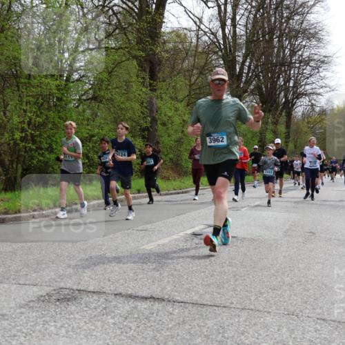 12.04.2026 - 45. Internationalen Wilhelmsburger Insellauf Yannick Fuchs http://msf.ph/oto/9504398 12.04.2026 12:53:03 Laufen 511, 4397, 5124, 3962, 2493, 4128 meine-sportfotos.de