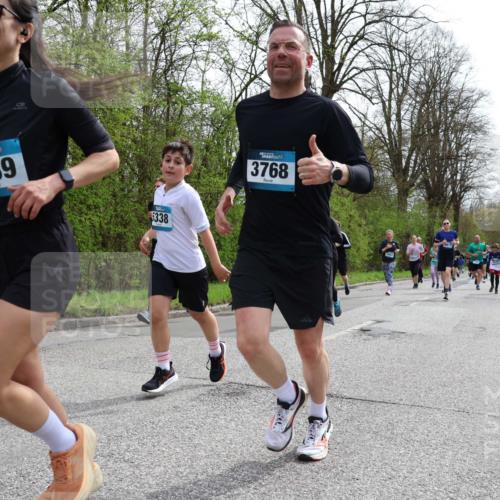 12.04.2026 - 45. Internationalen Wilhelmsburger Insellauf Yannick Fuchs http://msf.ph/oto/9504459 12.04.2026 12:53:14 Laufen 5339, 5338, 3768 meine-sportfotos.de