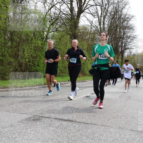 12.04.2026 - 45. Internationalen Wilhelmsburger Insellauf Yannick Fuchs http://msf.ph/oto/9505289 12.04.2026 12:56:07 Laufen 57, 2508, 5428, 198, 2478, 5165 meine-sportfotos.de