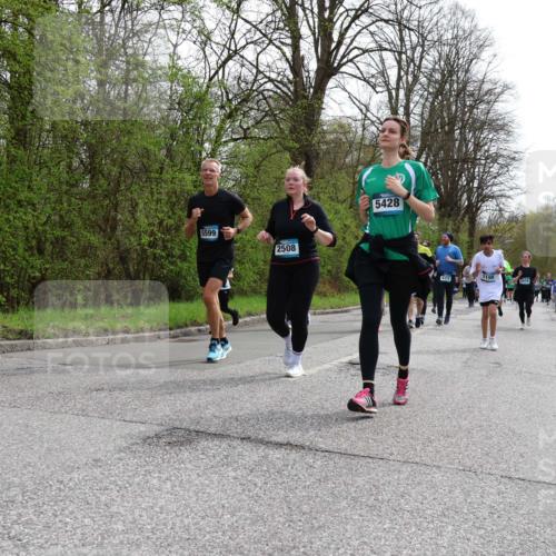 12.04.2026 - 45. Internationalen Wilhelmsburger Insellauf Yannick Fuchs http://msf.ph/oto/9505290 12.04.2026 12:56:07 Laufen 5735, 5599, 2508, 5428, 4372, 2478, 165 meine-sportfotos.de