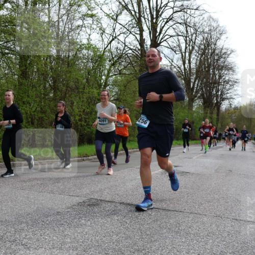 12.04.2026 - 45. Internationalen Wilhelmsburger Insellauf Yannick Fuchs http://msf.ph/oto/9505841 12.04.2026 12:58:30 Laufen 440, 5148, 4091, 256, 3247 meine-sportfotos.de