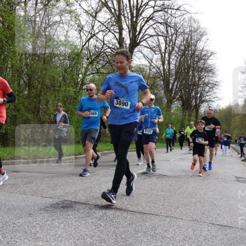 12.04.2026 - 45. Internationalen Wilhelmsburger Insellauf Yannick Fuchs http://msf.ph/oto/9505942 12.04.2026 12:58:54 Laufen 2714, 4909, 3890, 294, 2103, 449 meine-sportfotos.de