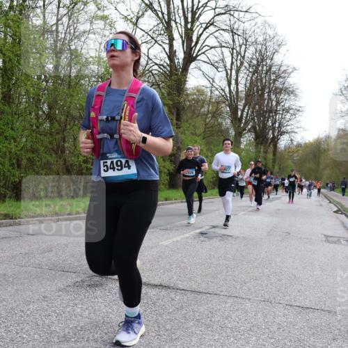 12.04.2026 - 45. Internationalen Wilhelmsburger Insellauf Yannick Fuchs http://msf.ph/oto/9506064 12.04.2026 12:59:20 Laufen 5494, 2926, 927 meine-sportfotos.de