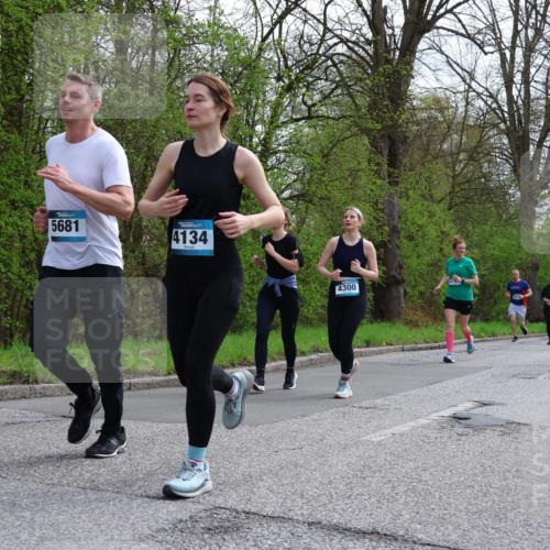 12.04.2026 - 45. Internationalen Wilhelmsburger Insellauf Yannick Fuchs http://msf.ph/oto/9506210 12.04.2026 12:59:54 Laufen 5681, 4134, 4300, 4190, 2923 meine-sportfotos.de