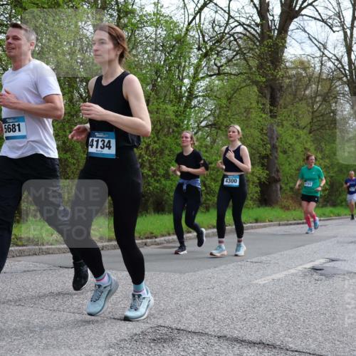 12.04.2026 - 45. Internationalen Wilhelmsburger Insellauf Yannick Fuchs http://msf.ph/oto/9506211 12.04.2026 12:59:54 Laufen 5681, 4134, 4300, 4193, 2084 meine-sportfotos.de