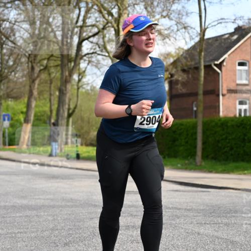 12.04.2026 - 45. Internationalen Wilhelmsburger Insellauf J. Mangold http://msf.ph/oto/9507164 12.04.2026 11:46:10 Ziel 2904, 4685, 4688 meine-sportfotos.de