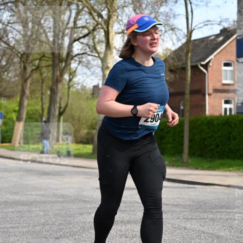 12.04.2026 - 45. Internationalen Wilhelmsburger Insellauf J. Mangold http://msf.ph/oto/9507165 12.04.2026 11:46:11 Ziel 2904, 4685, 4688 meine-sportfotos.de
