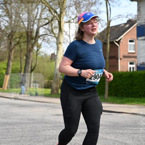 12.04.2026 - 45. Internationalen Wilhelmsburger Insellauf J. Mangold http://msf.ph/oto/9507166 12.04.2026 11:46:11 Ziel 2904, 4685, 4688 meine-sportfotos.de