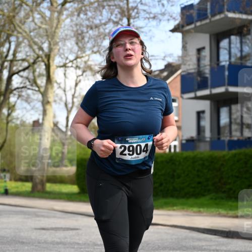 12.04.2026 - 45. Internationalen Wilhelmsburger Insellauf J. Mangold http://msf.ph/oto/9507169 12.04.2026 11:46:11 Ziel 2904, 4685, 4688 meine-sportfotos.de