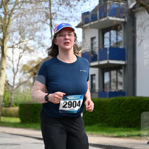 12.04.2026 - 45. Internationalen Wilhelmsburger Insellauf J. Mangold http://msf.ph/oto/9507171 12.04.2026 11:46:11 Ziel 2904, 4685, 4688 meine-sportfotos.de