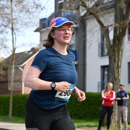 12.04.2026 - 45. Internationalen Wilhelmsburger Insellauf J. Mangold http://msf.ph/oto/9507174 12.04.2026 11:46:11 Ziel 2904, 4685, 4688 meine-sportfotos.de