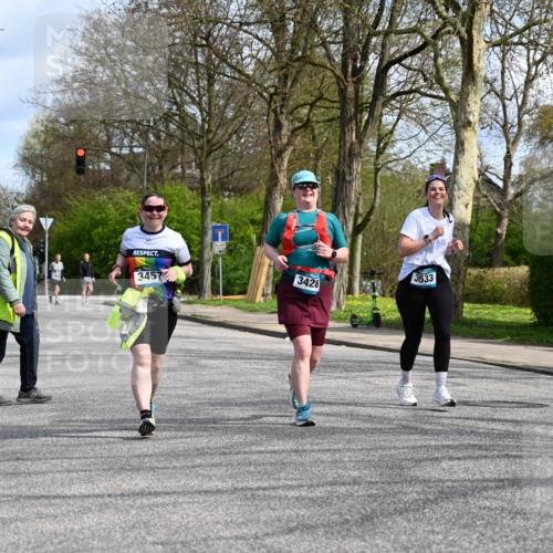 12.04.2026 - 45. Internationalen Wilhelmsburger Insellauf J. Mangold http://msf.ph/oto/9507259 12.04.2026 11:47:33 Ziel 3148, 3533, 3532, 3457, 3457 meine-sportfotos.de