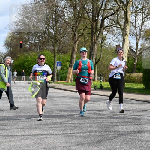 12.04.2026 - 45. Internationalen Wilhelmsburger Insellauf J. Mangold http://msf.ph/oto/9507260 12.04.2026 11:47:33 Ziel 3148, 3533, 3532, 3457, 3457 meine-sportfotos.de