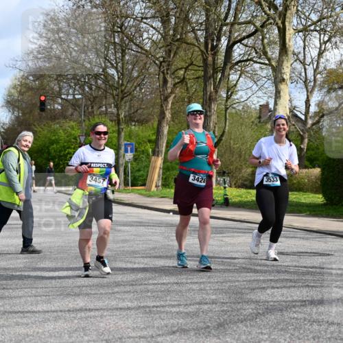 12.04.2026 - 45. Internationalen Wilhelmsburger Insellauf J. Mangold http://msf.ph/oto/9507262 12.04.2026 11:47:33 Ziel 3148, 3533, 3532, 3457, 3457 meine-sportfotos.de
