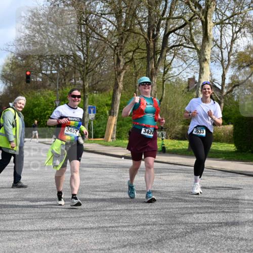 12.04.2026 - 45. Internationalen Wilhelmsburger Insellauf J. Mangold http://msf.ph/oto/9507263 12.04.2026 11:47:33 Ziel 3148, 3533, 3532, 3457, 3457 meine-sportfotos.de