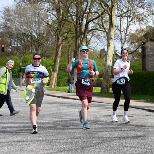 12.04.2026 - 45. Internationalen Wilhelmsburger Insellauf J. Mangold http://msf.ph/oto/9507268 12.04.2026 11:47:33 Ziel 3148, 3533, 3532, 3457, 3457 meine-sportfotos.de