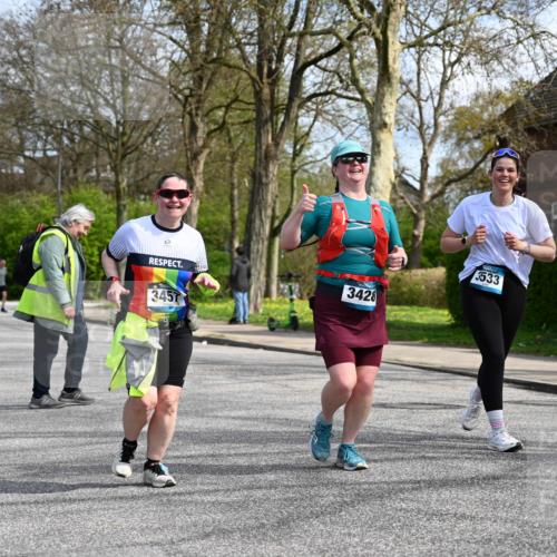 12.04.2026 - 45. Internationalen Wilhelmsburger Insellauf J. Mangold http://msf.ph/oto/9507274 12.04.2026 11:47:34 Ziel 3148, 3533, 3532, 3457 meine-sportfotos.de