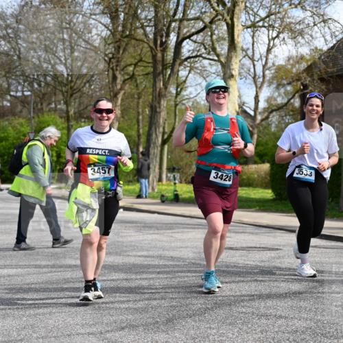 12.04.2026 - 45. Internationalen Wilhelmsburger Insellauf J. Mangold http://msf.ph/oto/9507275 12.04.2026 11:47:34 Ziel 3148, 3533, 3532, 3457 meine-sportfotos.de