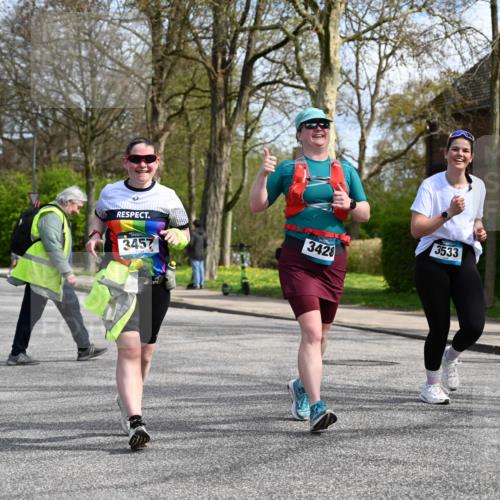 12.04.2026 - 45. Internationalen Wilhelmsburger Insellauf J. Mangold http://msf.ph/oto/9507276 12.04.2026 11:47:34 Ziel 3148, 3533, 3532, 3457 meine-sportfotos.de