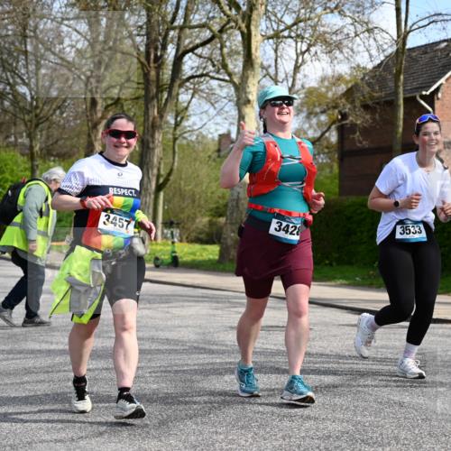 12.04.2026 - 45. Internationalen Wilhelmsburger Insellauf J. Mangold http://msf.ph/oto/9507280 12.04.2026 11:47:34 Ziel 3148, 3533, 3532, 3457 meine-sportfotos.de