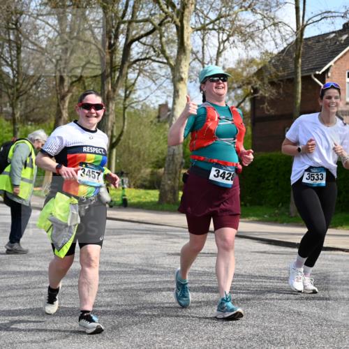 12.04.2026 - 45. Internationalen Wilhelmsburger Insellauf J. Mangold http://msf.ph/oto/9507281 12.04.2026 11:47:35 Ziel 3148, 3533, 3532, 3457 meine-sportfotos.de
