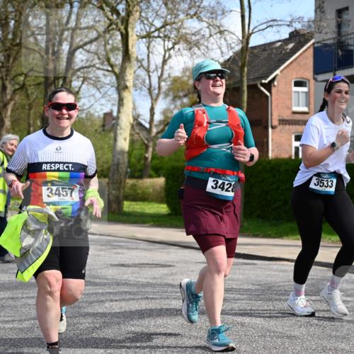 12.04.2026 - 45. Internationalen Wilhelmsburger Insellauf J. Mangold http://msf.ph/oto/9507286 12.04.2026 11:47:35 Ziel 3148, 3533, 3532, 3457 meine-sportfotos.de