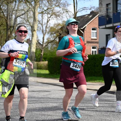 12.04.2026 - 45. Internationalen Wilhelmsburger Insellauf J. Mangold http://msf.ph/oto/9507288 12.04.2026 11:47:35 Ziel 3148, 3533, 3532, 3457 meine-sportfotos.de