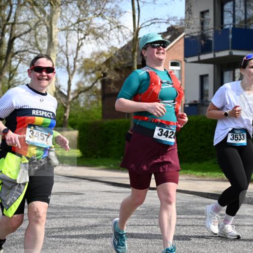 12.04.2026 - 45. Internationalen Wilhelmsburger Insellauf J. Mangold http://msf.ph/oto/9507290 12.04.2026 11:47:35 Ziel 3148, 3533, 3532, 3457 meine-sportfotos.de