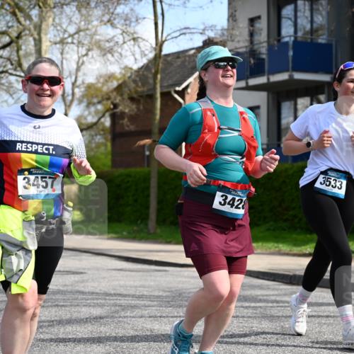 12.04.2026 - 45. Internationalen Wilhelmsburger Insellauf J. Mangold http://msf.ph/oto/9507292 12.04.2026 11:47:35 Ziel 3148, 3533, 3532, 3457 meine-sportfotos.de